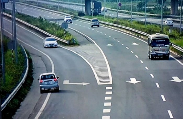 Đi ngược chiều trên cao tốc bị phạt bao nhiêu tiền?