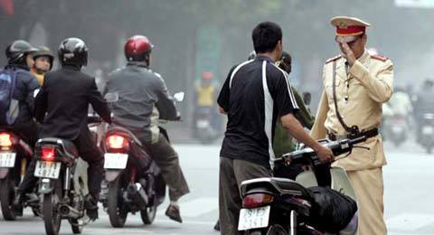 Phân biệt mức phạt “quên mang” và “không có” giấy tờ xe