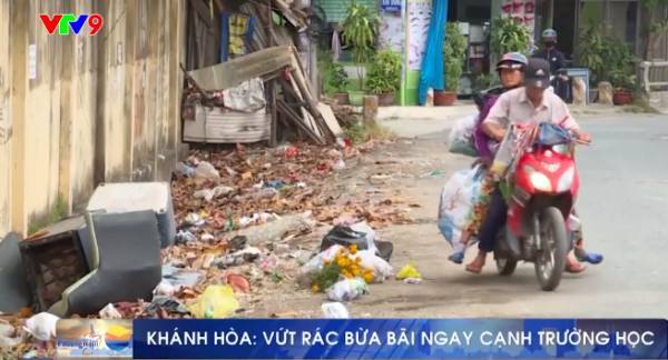Vứt rác bừa bãi ngay cạnh trường học