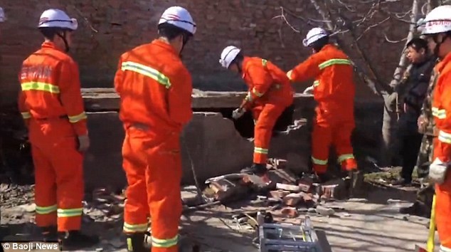 Giải cứu bé sơ sinh đẻ rơi trong nhà vệ sinh