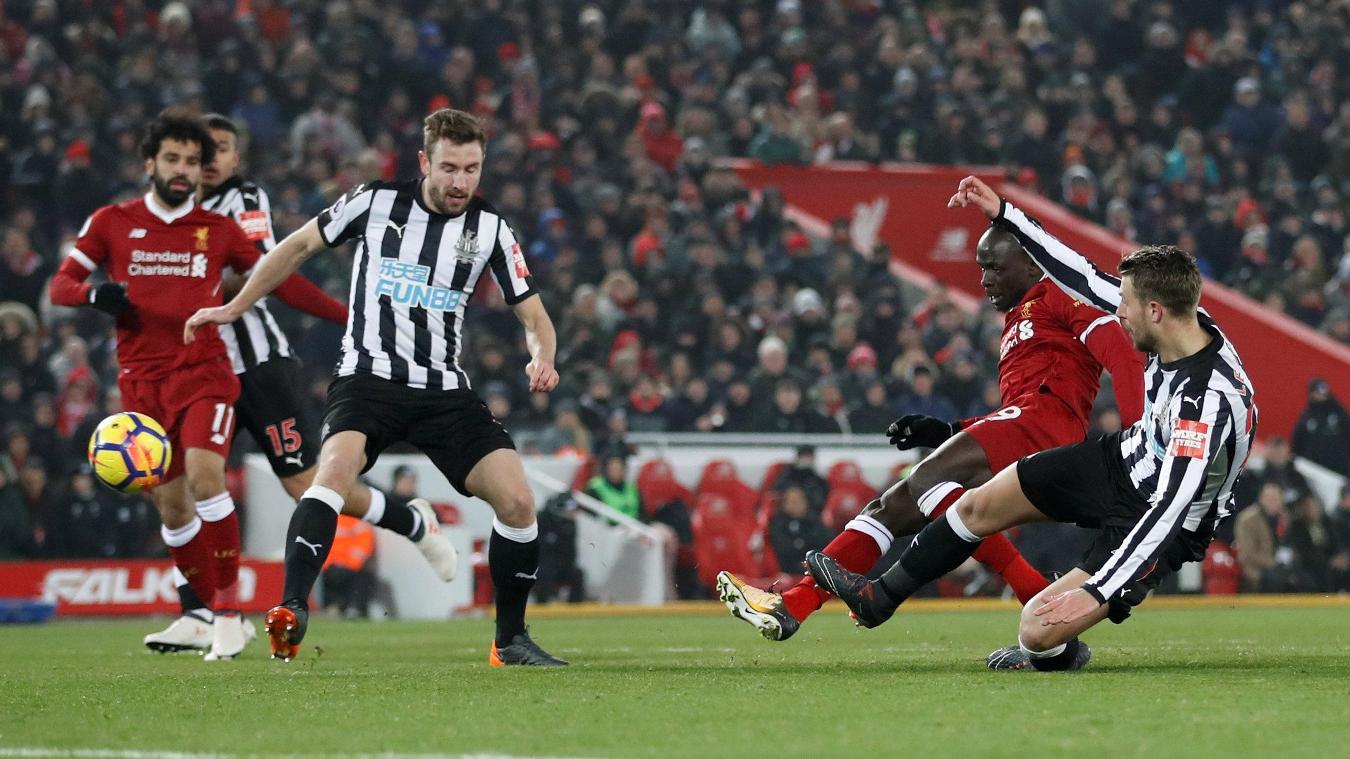Thắng dễ Newcastle, Liverpool vượt mặt MU