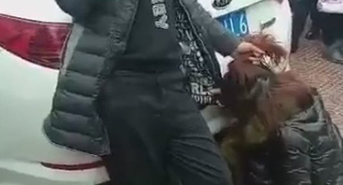 Chồng ngoại tình, vợ nắm tóc tình nhân gọi chồng về xem