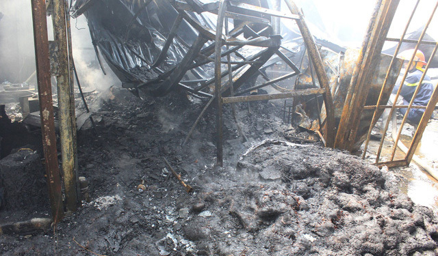 Hà Nội: Cháy lớn thiêu rụi hàng loạt ngôi nhà