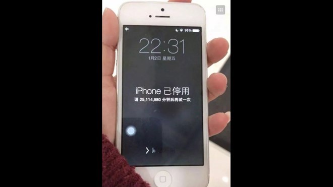 iPhone bị khoá 47 năm vì để con nghịch