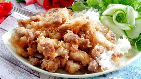 Thịt heo chiên xóc tỏi giòn ngon rụm rụm