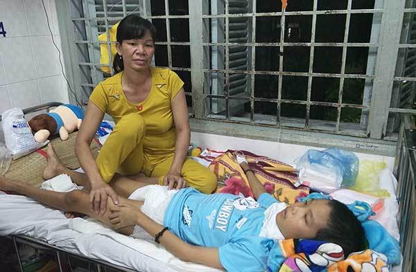 Cầm cố hết ruộng vẫn không đủ, cha xin cứu con trai u não