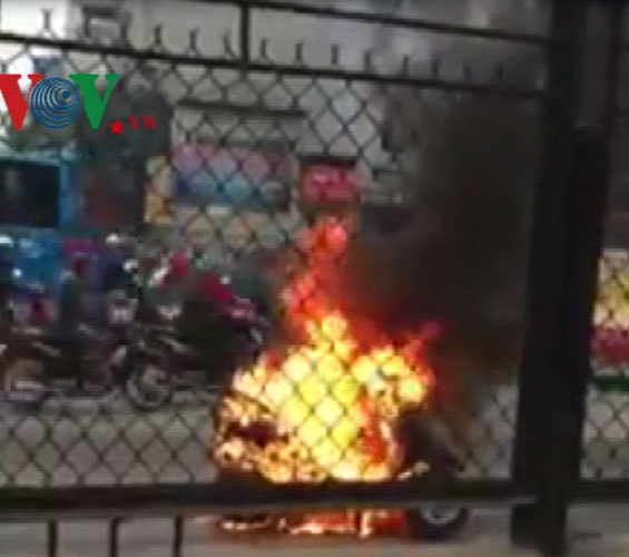 Liều mình lấy đồ trong cốp khi xe máy Attila đang bốc cháy ngùn ngụt