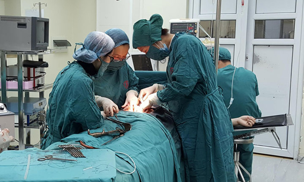 Ca phẫu thuật bắt con hiếm gặp