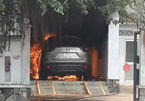 Ô tô Mazda CX-5 cháy ngùn ngụt khi đậu trong sân nhà