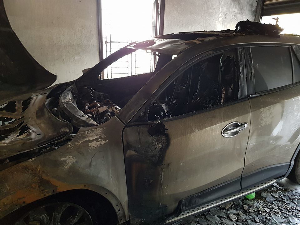 Ô tô Mazda CX-5 cháy ngùn ngụt khi đậu trong sân nhà
