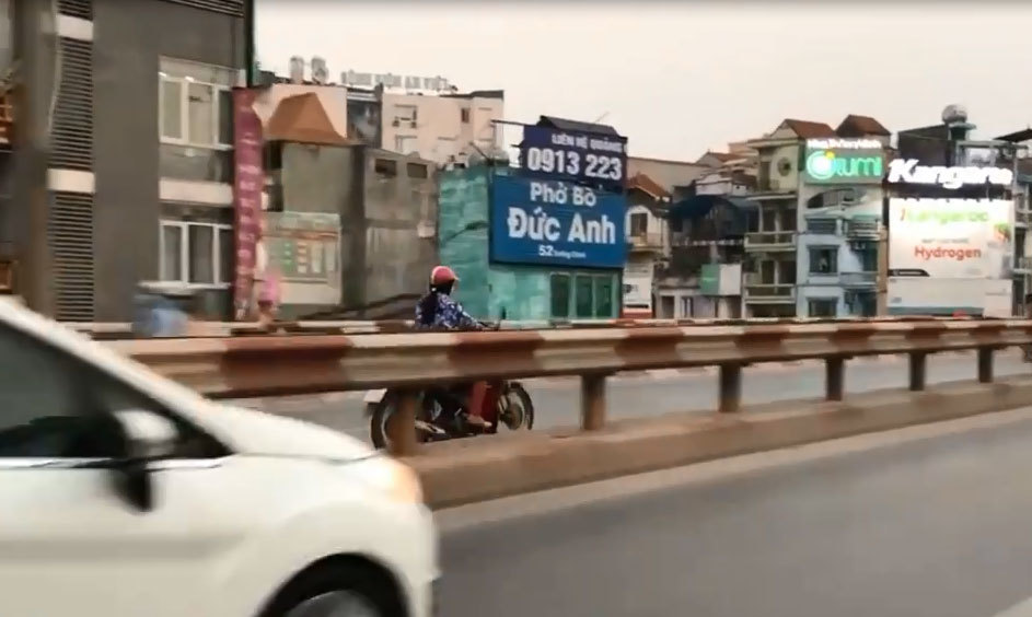 Phụ nữ 'hiên ngang' chạy xe máy ngược chiều trên cầu, suýt đấu đầu xe buýt