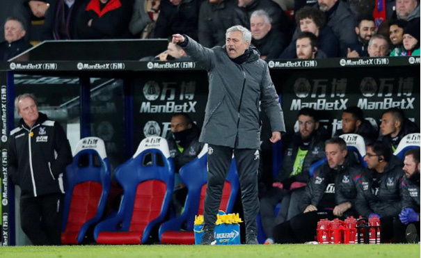 Mourinho nạt nộ học trò giờ giải lao giúp MU bừng tỉnh