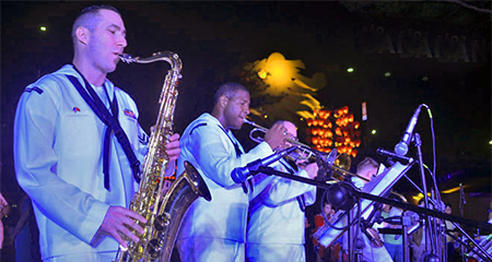 Ban nhạc Hạm đội 7, Hải quân Mỹ biểu diễn ‘Nối vòng tay lớn’