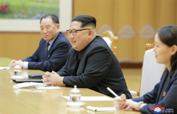 Ảnh vợ chồng Jong Un tươi cười đón đoàn Hàn Quốc