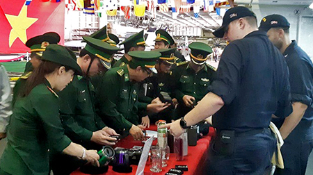Gian hàng đặc biệt trên tàu sân bay Mỹ thăm Đà Nẵng