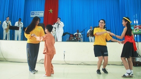 Hải quân Mỹ hát 'Hello Viet Nam' ở làng trẻ mồ côi