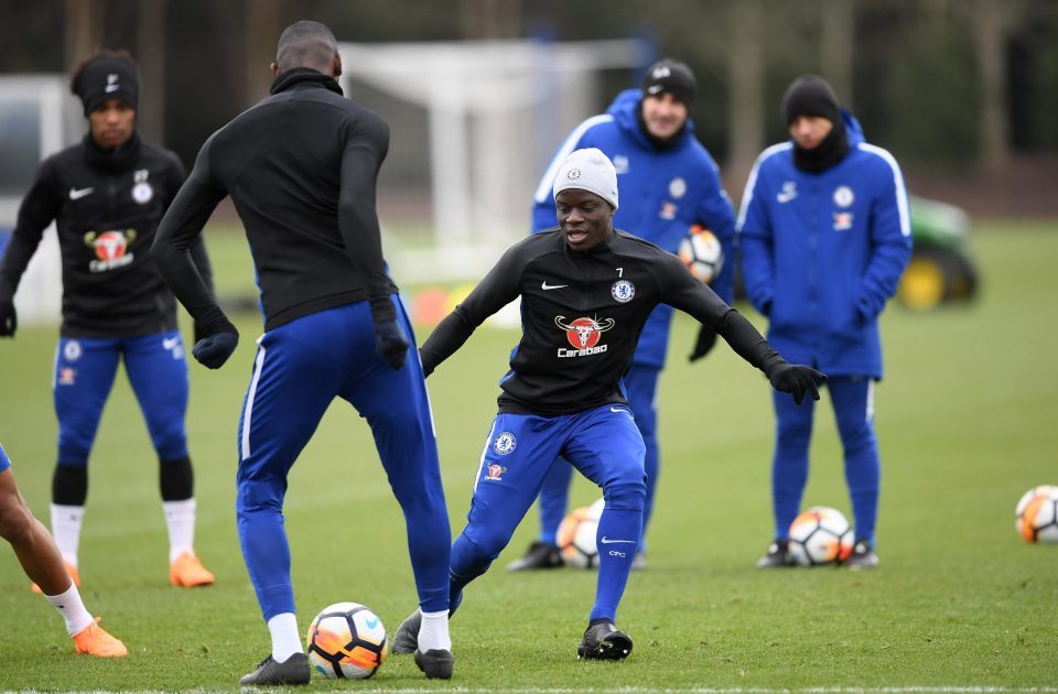 Kante bất ngờ ngất xỉu khiến Chelsea hoảng loạn