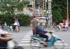 Pha sang đường 'lạnh lùng' của thanh niên Tây trên đường phố Việt Nam