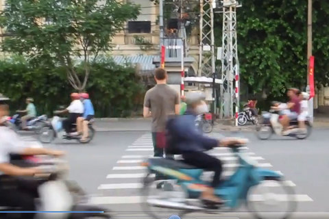 Pha sang đường 'lạnh lùng' của thanh niên Tây trên đường phố Việt Nam