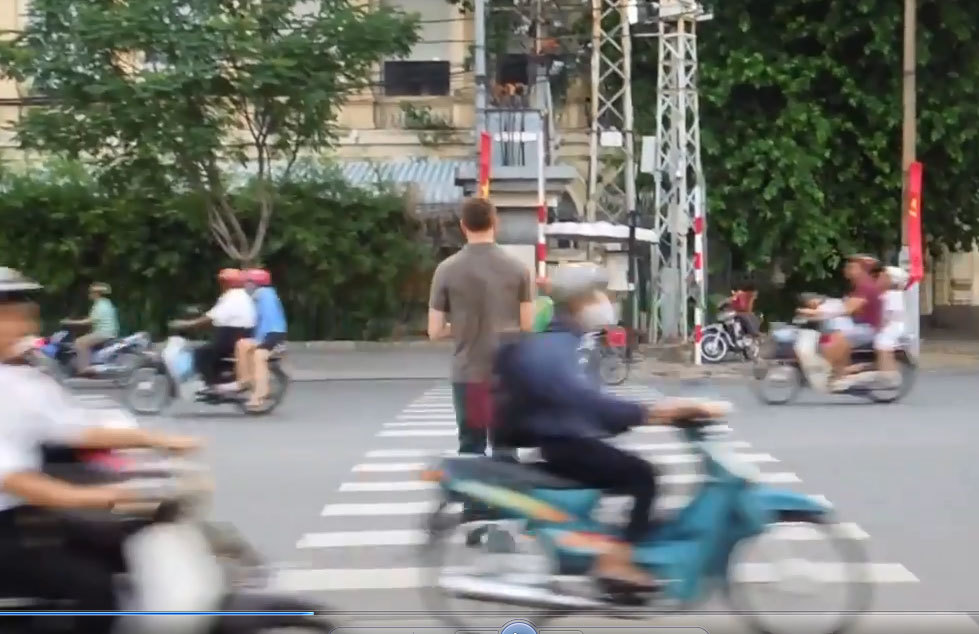 Pha sang đường 'lạnh lùng' của thanh niên Tây trên đường phố Việt Nam