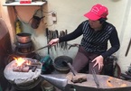 Nữ thợ rèn ở Sài Gòn và món quà ngày 8/3 của chồng