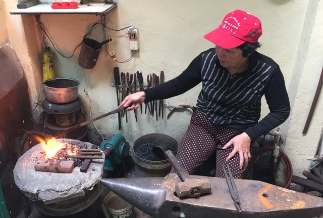 Nữ thợ rèn ở Sài Gòn và món quà ngày 8/3 của chồng
