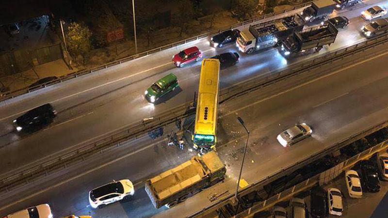 Hà Nội: Xe khách đâm xuyên thanh chắn, vành đai 3 ùn dài trong đêm