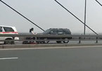 Nữ sinh đầu trần, phóng xe điện ngược chiều trên cầu Nhật Tân