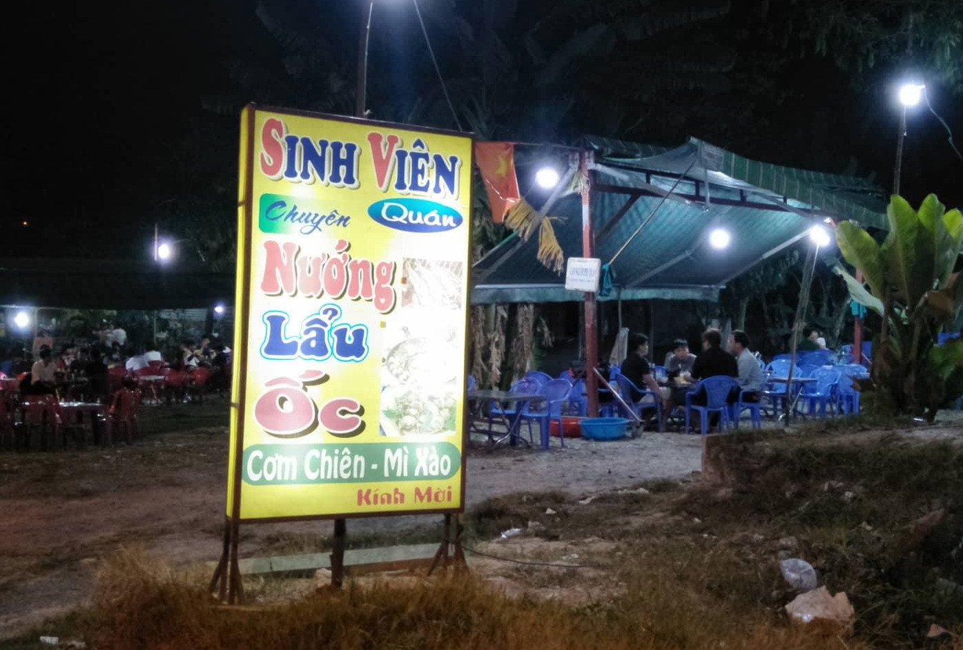 Làng nhậu sinh viên: Mẹ nghèo lặng người nhìn con 'chén chú, chén anh'