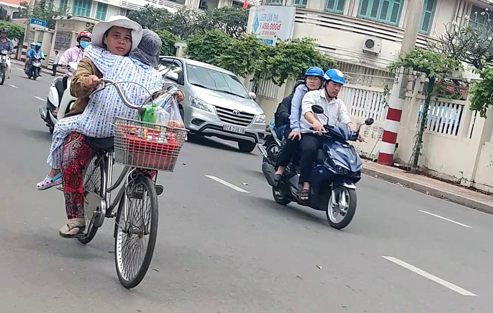 Mẹ cõng con 16 năm rong ruổi khắp Sài Gòn bán vé số, kiếm tiền chữa bệnh