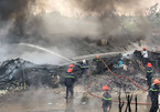 Gần 200 cảnh sát dập đám cháy kho nhựa ở Sài Gòn