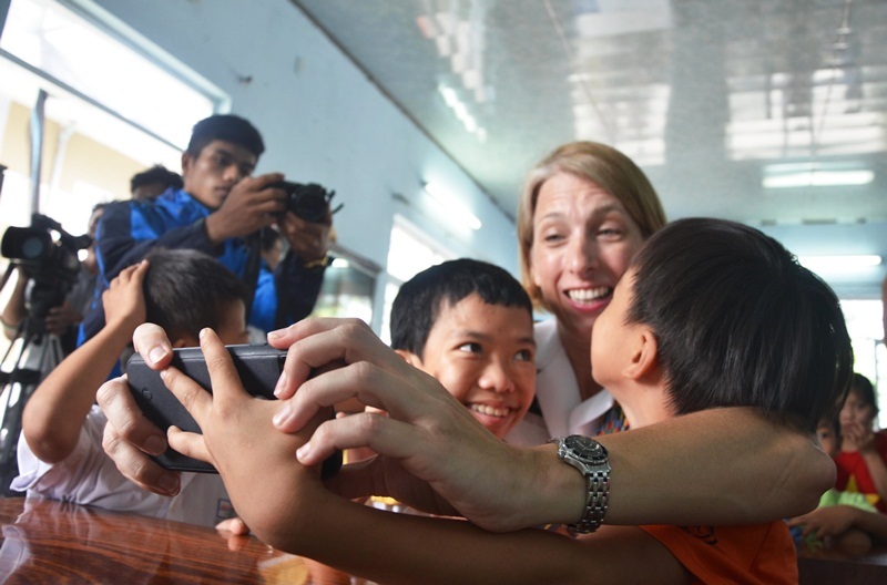 Hải quân Mỹ selfie với trẻ nhiễm chất độc da cam Đà Nẵng