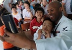 Hải quân Mỹ selfie với trẻ nhiễm chất độc da cam Đà Nẵng