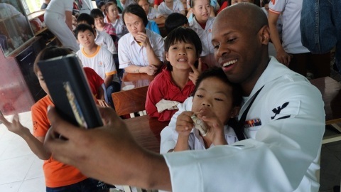 Hải quân Mỹ selfie với trẻ nhiễm chất độc da cam Đà Nẵng