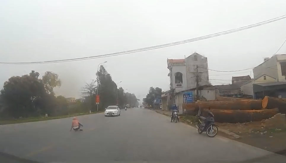 Phản ứng kỳ lạ của cô gái sau khi ngã xe máy