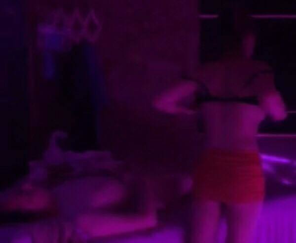 Bắt quả tang nữ tiếp viên 20 tuổi kích dục cho khách ở Sài Gòn