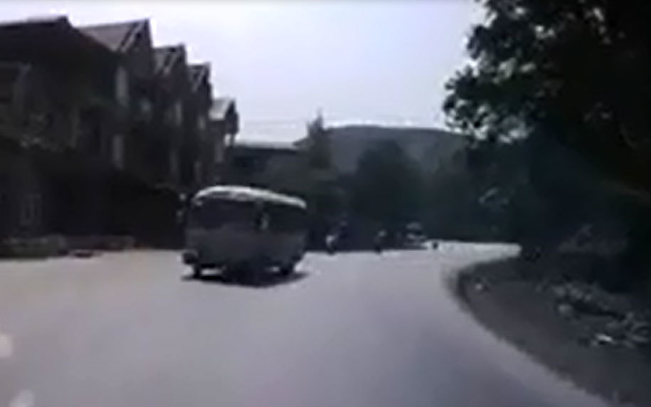 Đổ đèo lấn làn, xe máy suýt đâm thằng vào đầu xe khách