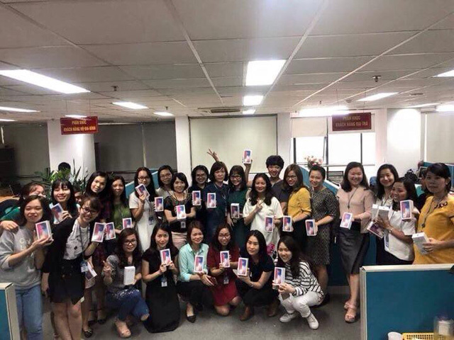 Một công ty mua hàng chục hộp “iPhone X” tặng chị em ngày 8/3