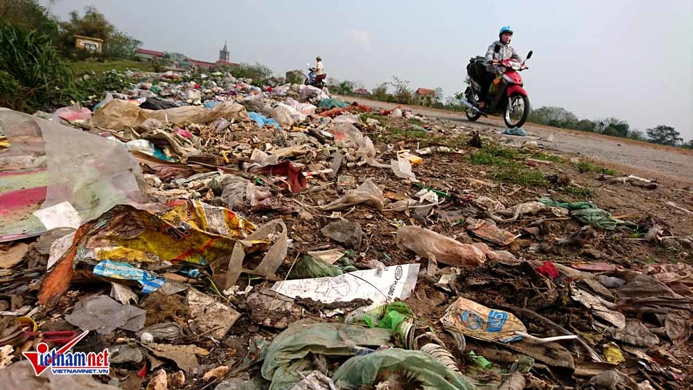 Rác hôi thối trải dài cả trăm mét đê giáp ranh Hà Nội