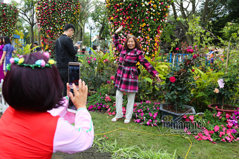 Chị em selfie giữa vườn hồng lạ ở lễ hội hoa hồng Bulgaria