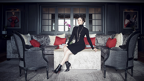 Lý Nhã Kỳ mặc váy kín mít vẫn lộ đường cong gợi cảm