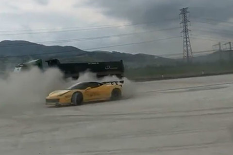 Cường Đôla trổ tài drift với siêu xe Ferrari