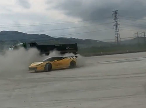 Cường Đôla trổ tài drift với siêu xe Ferrari