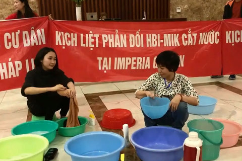 Chung cư cao cấp Imperia Garden cắt nước dân đem xô chậu quần áo ra trước sảnh gội đầu giặt giũ