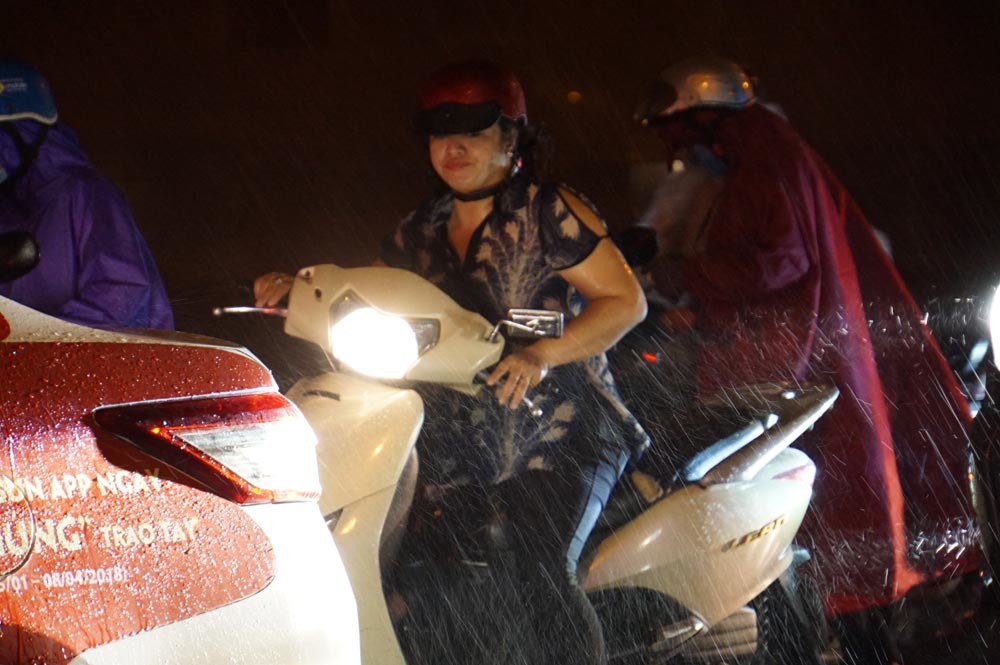 Sài Gòn xuất hiện cơn mưa ‘vàng’ giải nhiệt