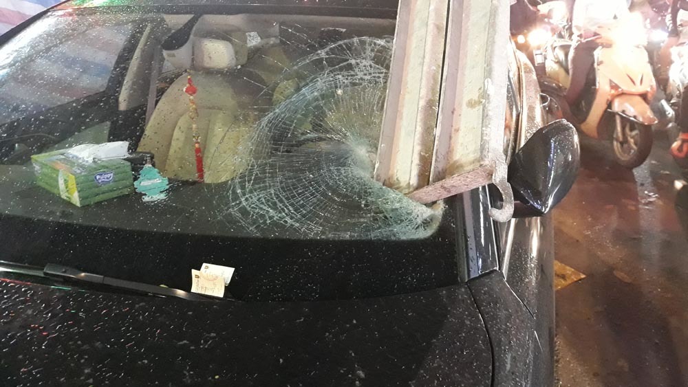 Sập giàn giáo, thanh sắt xuyên thủng buồng lái xe Audi giữa Sài Gòn