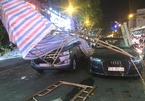 Sập giàn giáo, thanh sắt xuyên thủng buồng lái xe Audi giữa Sài Gòn