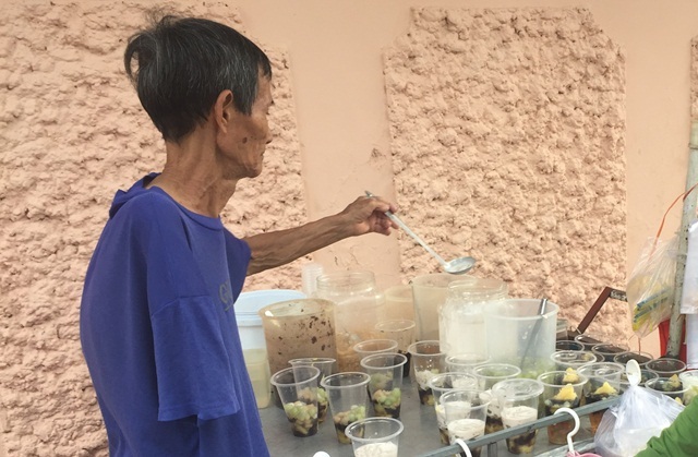 Ông lão bán chè bằng một tay ở Sài Gòn kể chuyện tình thời trai trẻ