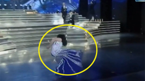 Thí sinh Hoa hậu chuyển giới trượt ngã ngay trên sân khấu
