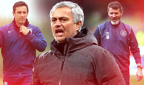 MU đánh lừa thiên hạ, Mourinho chửi hay như hát